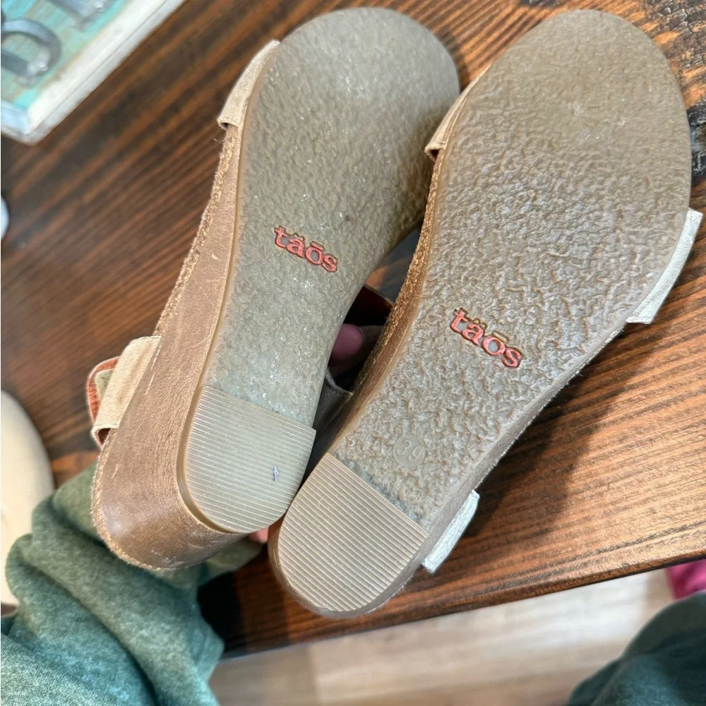 Taos Womens Carousel 3 Tan Leather Wedge Sandals Size 39 US 8-8.5 Comfort Shoes